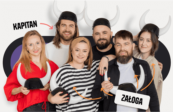 Sześcioro Vikingów w hełmach uśmiecha się zawadiacko