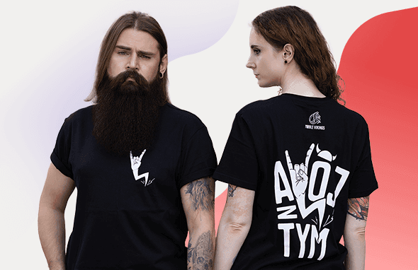 Two people are showing T-shirts with the inscription “AHOJ Z TYM” from the Mobile Vikings store