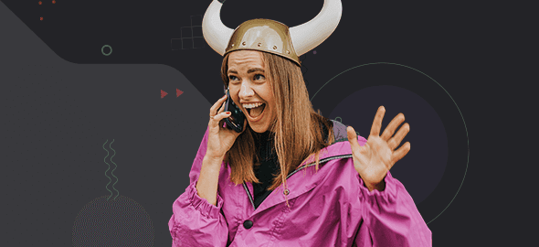 Uśmiechnięta kobieta rozmawia przez telefon i pokazuje gest rozemocjonowania